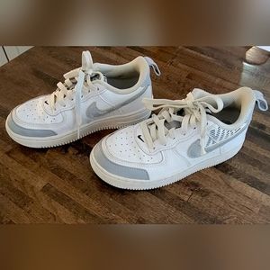 Nike Youth Under Construction Air Force 1 LV8 Shoes Size 13C White Gray